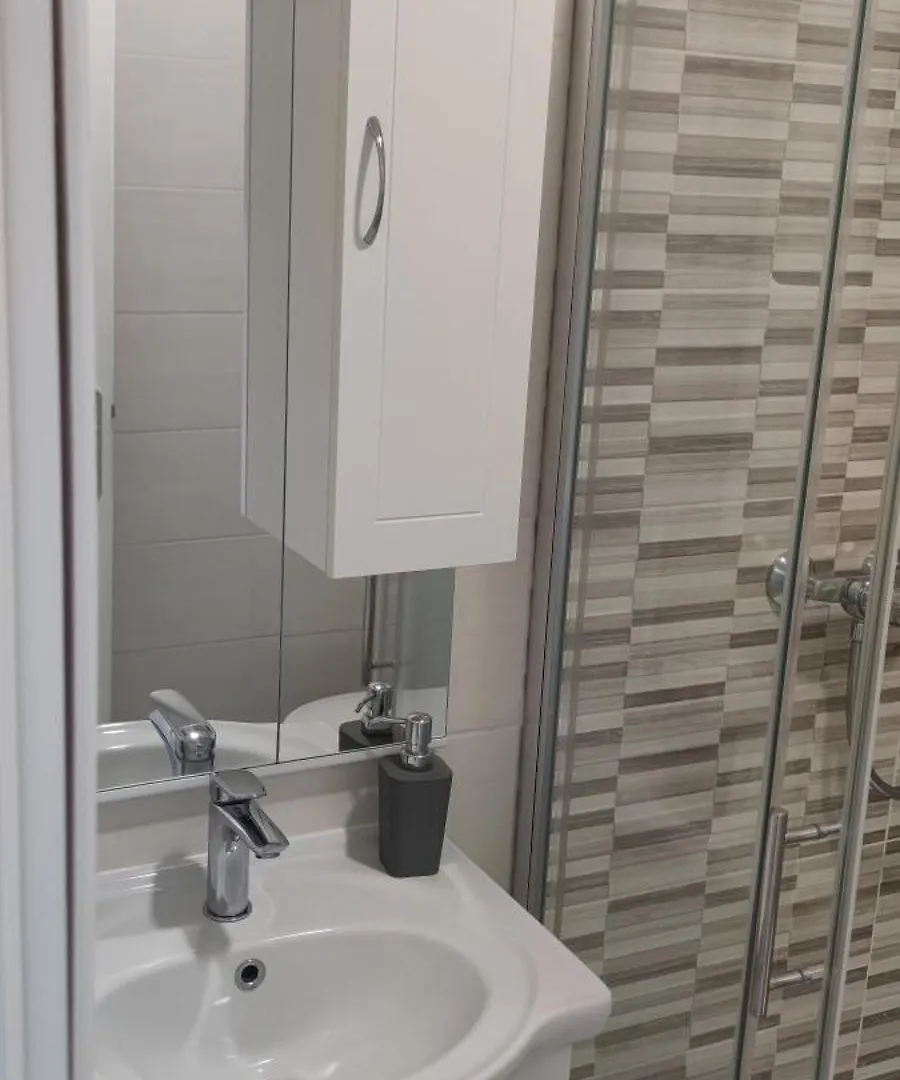 Cinema House Single & Double Rooms & Studio Apartments Póla