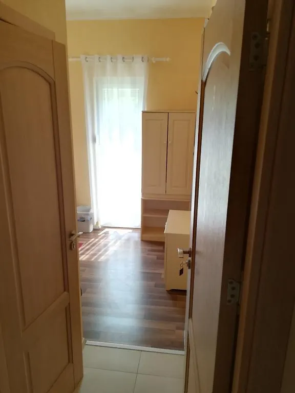 Cinema House Single & Double Rooms & Studio Apartments Póla 2*,