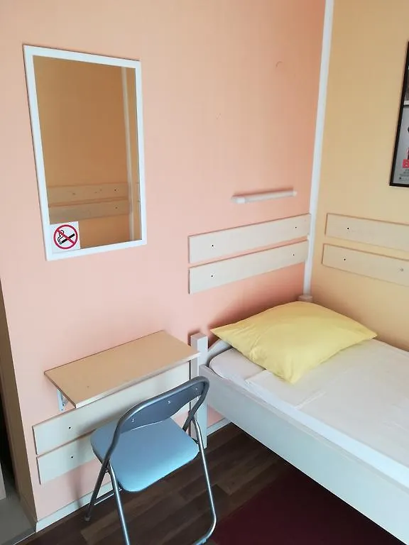 Cinema House Single & Double Rooms & Studio Apartments Póla