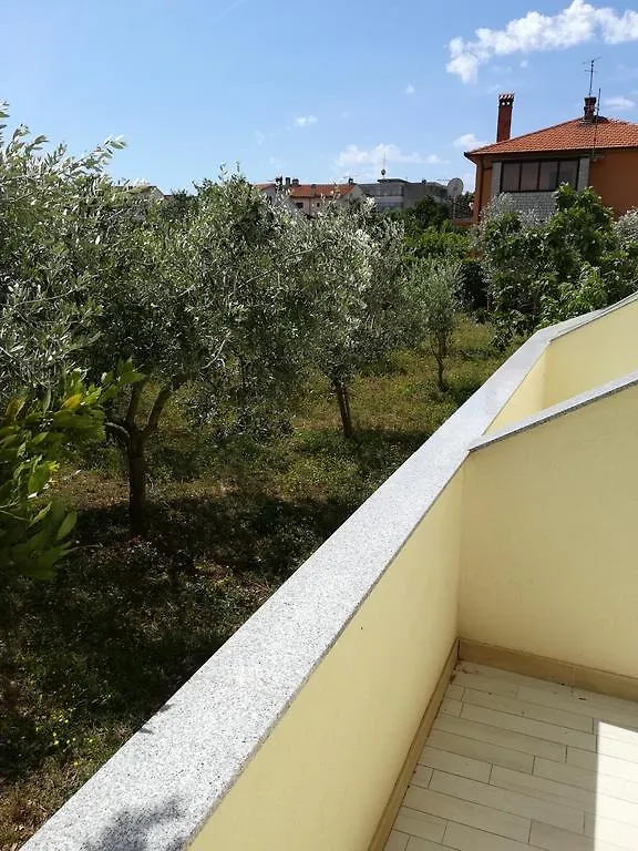 Cinema House Single & Double Rooms & Studio Apartments Póla