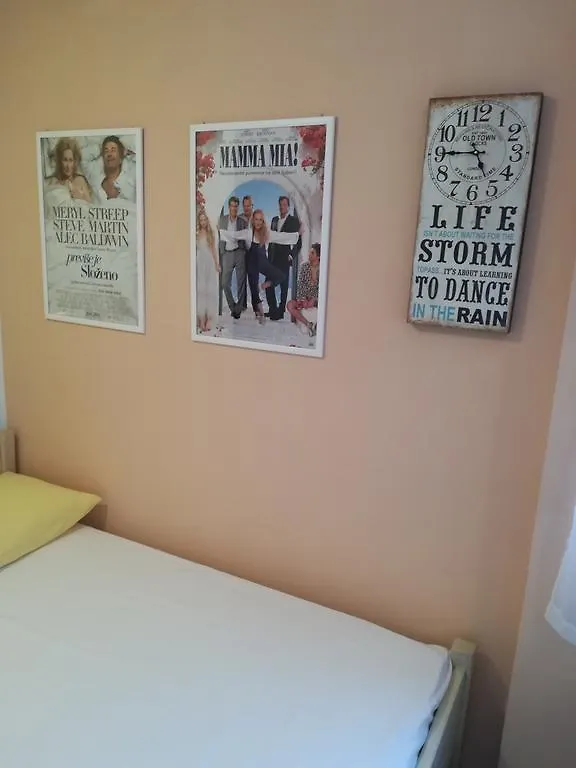 Cinema House Single & Double Rooms & Studio Apartments Póla 2*,