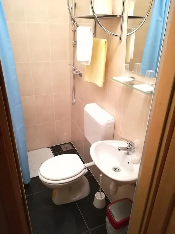 Cinema House Single & Double Rooms & Studio Apartments Póla 2*,