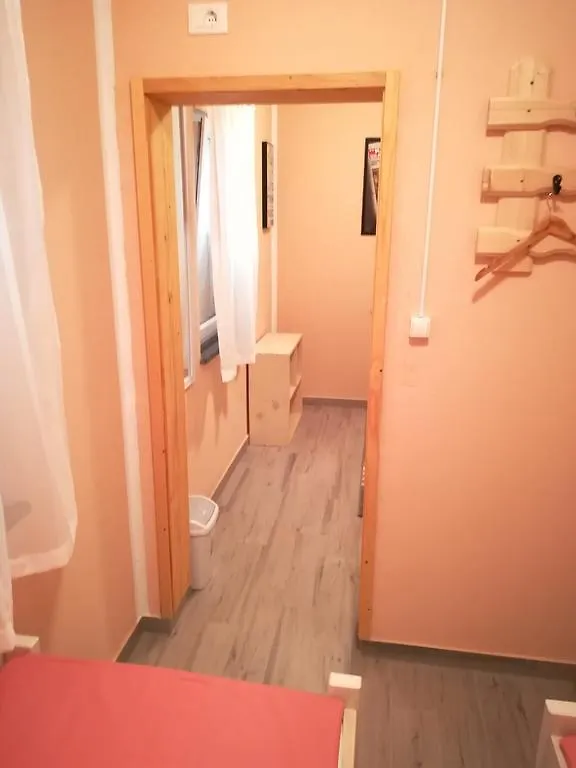 Cinema House Single & Double Rooms & Studio Apartments Póla Vendégház