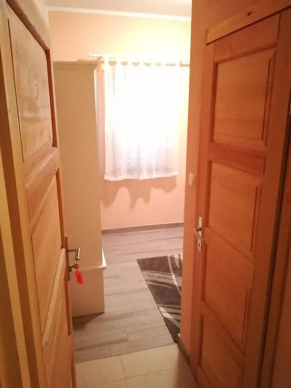 Cinema House Single & Double Rooms & Studio Apartments Póla 2*,