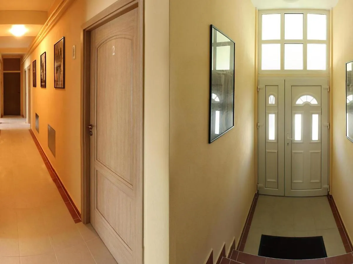 Cinema House Single & Double Rooms & Studio Apartments Póla